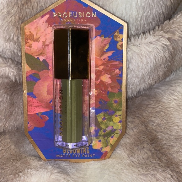 PROFUSION MAKE UP - Picture 3 of 9